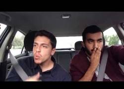 Enlace a Todos tenemos al típico colega que nos la lía en el coche SIEMPRE