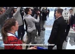 Enlace a Guardaespaldas de Poroshenko le tapa la boca a una periodista rusa