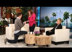 Enlace a Una emotiva y creativa proposición en The Ellen Show [Inglés]