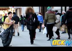 Enlace a Un vagabundo es la única persona que ayuda a un niño congelado en las calles de NY