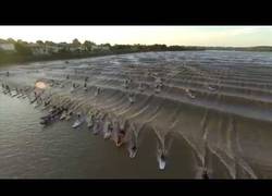 Enlace a 77 surfistas pillan la misma ola al mismo tiempo y dejan una imagen de la hazaña espectacular