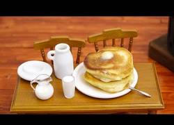 Enlace a Cocinando tortitas en una mini cocina