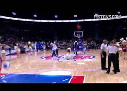 Enlace a ¡Menuda puntería tiene esta chica!