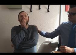 Enlace a Este hombre disfruta del silencio después de mucho tiempo