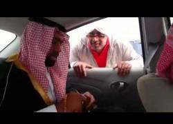 Enlace a Mientras tanto en Dubai... Un mendigo pide dinero