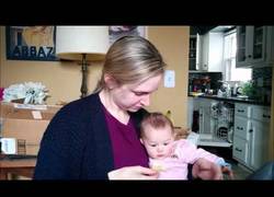 Enlace a Este bebé no para de reírse viendo a su madre comer nachos