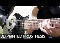 Enlace a Toca la guitarra gracias a una prótesis hecha a medida por impresión 3D