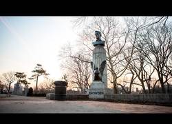 Enlace a Unos artistas anónimos crean una estatua de Snowden