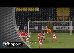 Enlace a Una falsa discusión termina en un golazo. Increíble manera de marcar