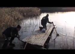 Enlace a Rusos improvisando una canoa... ¡Atentos a la risa del final!
