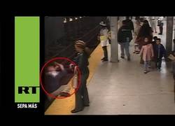 Enlace a Un joven se lanza a vías del metro para salvar a un despistado