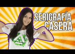 Enlace a ¿Estás aburrido? ¡Aprende cómo estampar camisetas en casa!