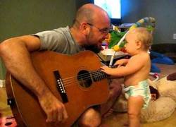 Enlace a Como le gusta la música a este bebé