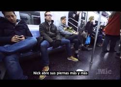 Enlace a Trató de ir sentado en el metro como un hombre, la gente empezó a tomarle fotos
