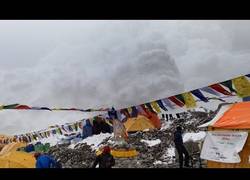 Enlace a Vídeo de la avalancha que sepultó el campo base del Everest tras el terremoto de Nepal
