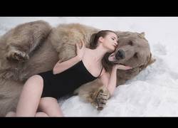 Enlace a Modelos rusas posan junto osos salvajes