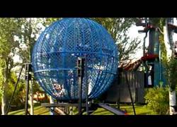 Enlace a ¿Te atreverías a entrar con tu moto en una esfera así?