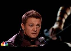 Enlace a Jeremy Renner cantando una canción algo triste
