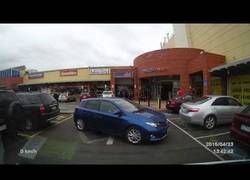 Enlace a Otro conductor dándolo todo para aparcar