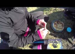 Enlace a Este pequeño ayuda a su padre a pedirle matrimonio a su novia