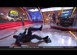 Enlace a Shaquille O’Neal tropezó en vivo en el programa 'NBA on TNT'