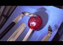 Enlace a Este robot realiza una delicada operación a una uva afectada