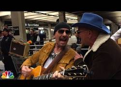 Enlace a U2 de incógnito en el Metro de NYC