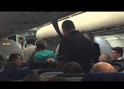 Enlace a El piloto hace un aterrizaje de emergencia para expulsar a una niña autista del avión