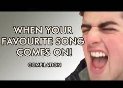 Enlace a Cuando ponen tu canción favorita...
