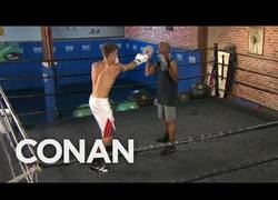 Enlace a Mayweather dando una clase de boxeo a justin bieber
