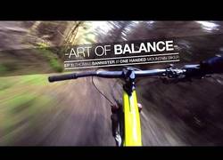 Enlace a Increíble la manera en que este chico usa una bicicleta con una mano