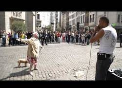 Enlace a Esta abuela lo rompe con este beatbox callejero