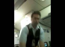 Enlace a Es imposible no prestar atención a este azafato