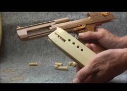 Enlace a Desert Eagle, la pistola de madera que dispara gomas