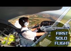 Enlace a Imagina la sensación de tu primer vuelo solo...