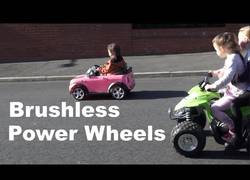 Enlace a Este padre le instala mucha más potencia al Mini de juguete y se lo pasa en grande