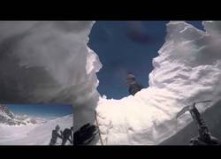 Enlace a Dramática caída de un esquiador en una grieta en los Alpes Peninos. Su cámara lo grabó todo