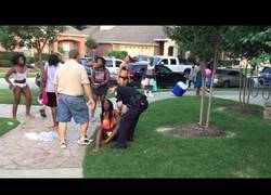 Enlace a Estos jóvenes estaban de fiesta en la piscina cuando llegaron los policías y se empezó a liar parta