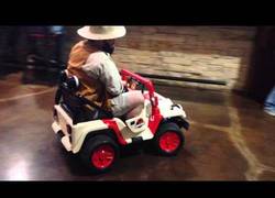 Enlace a Una forma original de ir al estreno de Jurassic Park