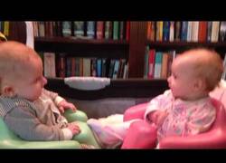 Enlace a ¡Yo a ti te conozco de algo! Estos gemelos hablan por primera vez entre ellos