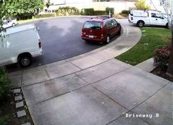 Enlace a Cuándo no están ocupados lanzando los paquetes frágiles, chocan con tu coche