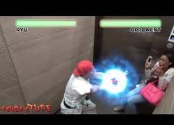 Enlace a Fousey ahora va de Ken en Street Fighter ¡No quieres subir a su ascensor!