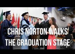 Enlace a Tras un accidente le dijeron que no podría mover más allá de su cuello. Se gradúa de pie