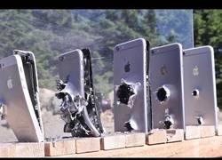 Enlace a ¿Cuántos iphones se necesitan para parar una bala de AK-47?