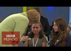 Enlace a Merkel hace llorar a una niña palestina