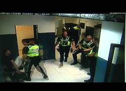 Enlace a Un policía Local de Palma pega dos patadas en la cara a un detenido y giran la cámara