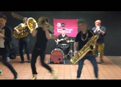 Enlace a ¡Una de las bandas musicales callejeras con más ritmo!