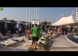 Enlace a Holandeses reservando tumbona en la piscina como los niños cogen los mejores sitios de clase