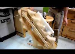 Enlace a Este carpintero hace una escalera mecánica de madera para el ondamanía