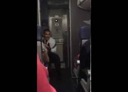 Enlace a Este piloto despega su avión al más puro estilo Top Gun
